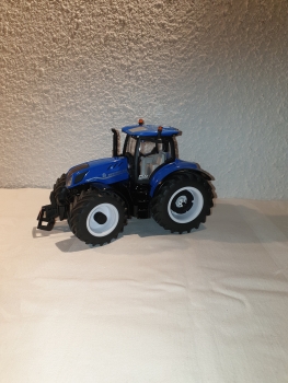 New Holland mit Nabenabdeckung und Radgewichten